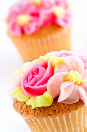 paper cups decorated - Row of tasty cupcakes with icing flowers Stock Photo - Budget Royalty-Free & Subscription, Code: 400-04598330