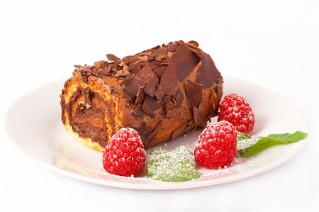 simsearch:400-07308560,k - Miniature chocolate swiss roll cake served on a plate with mint leaves and raspberries on white background Foto de stock - Super Valor sin royalties y Suscripción, Código: 400-04598750