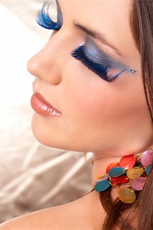 simsearch:400-04974367,k - Portrait of a beautiful young brunette woman with dramatic glamour make-up and fashionable earrings Photographie de stock - Aubaine LD & Abonnement, Code: 400-04598874