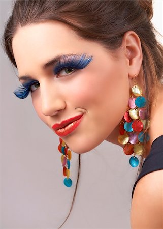 simsearch:400-04974367,k - Portrait of a beautiful young brunette woman with dramatic glamour make-up and fashionable earrings Photographie de stock - Aubaine LD & Abonnement, Code: 400-04598880