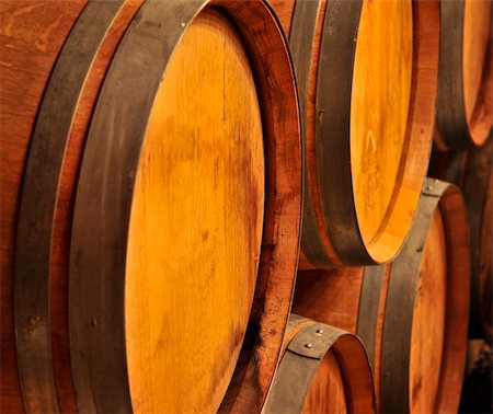 simsearch:700-05756311,k - Stacked oak wine barrels in winery cellar Photographie de stock - Aubaine LD & Abonnement, Code: 400-04598938