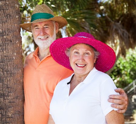 simsearch:400-04109826,k - Potrait of a happy senior couple on vacation wearing their sun hats. Fotografie stock - Microstock e Abbonamento, Codice: 400-04599382