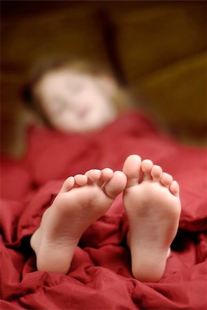 family feet in bed - Little girl sleeping with feet poking out of blankets Stock Photo - Budget Royalty-Free & Subscription, Code: 400-04593759