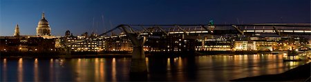 Panoramic picture of St Paul's Cathedral and Millennium Bridge at night. Foto de stock - Royalty-Free Super Valor e Assinatura, Número: 400-04604200