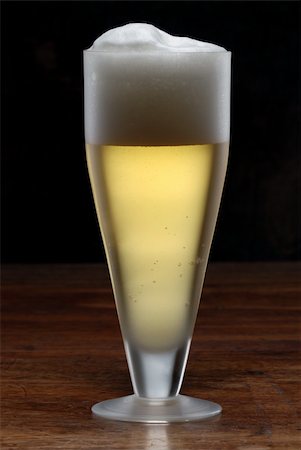 simsearch:400-04167893,k - Glass of beer close-up with froth over  background Stockbilder - Microstock & Abonnement, Bildnummer: 400-04604629