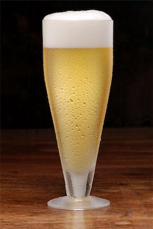 simsearch:400-04644670,k - Glass of beer close-up with froth over  background Fotografie stock - Microstock e Abbonamento, Codice: 400-04604630