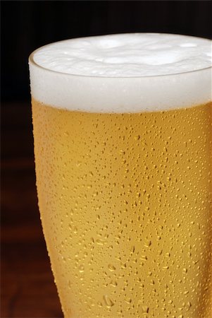 simsearch:400-04167893,k - Glass of beer close-up with froth over  background Stockbilder - Microstock & Abonnement, Bildnummer: 400-04604631