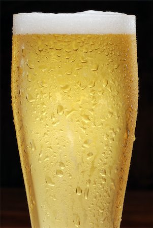 simsearch:400-04644670,k - Glass of beer close-up with froth over  background Fotografie stock - Microstock e Abbonamento, Codice: 400-04604632
