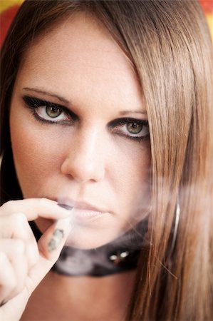 portrait of young female smoking a joint. Foto de stock - Super Valor sin royalties y Suscripción, Código: 400-04604807