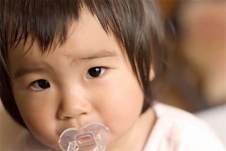 simsearch:400-07568470,k - An asia baby was watching somewhere out there. Stockbilder - Microstock & Abonnement, Bildnummer: 400-04605235