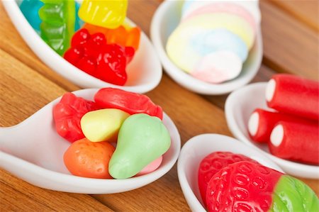 simsearch:859-03038099,k - Assortment of candies in the spoons with soft shadow in the wooden background. Shallow depth of field Stockbilder - Microstock & Abonnement, Bildnummer: 400-04605723