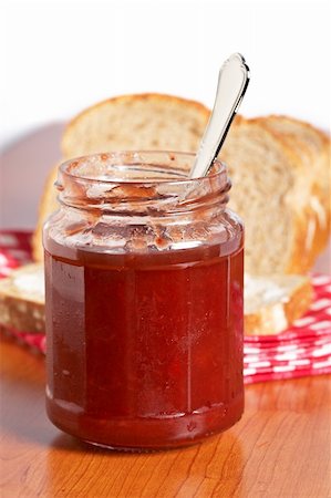 simsearch:400-05079087,k - Strawberry jam glass jar and bread on square mat. Shallow depth of field Fotografie stock - Microstock e Abbonamento, Codice: 400-04605847
