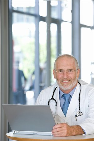 simsearch:400-04178933,k - Portrait of a  senior caring doctor Stock Photo - Budget Royalty-Free & Subscription, Code: 400-04606217