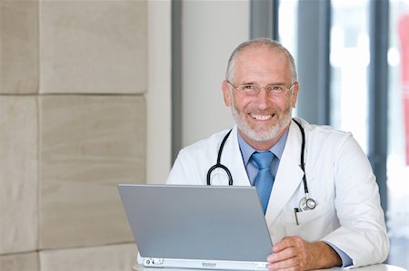 Portrait of a  senior caring doctor Stock Photo - Budget Royalty-Free & Subscription, Code: 400-04606218