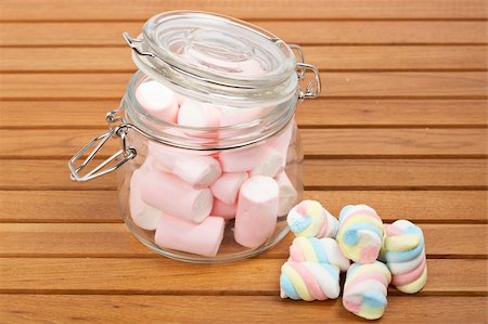 simsearch:400-04789961,k - Marshmallows in the glass jar on wooden background Foto de stock - Super Valor sin royalties y Suscripción, Código: 400-04606577