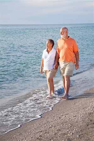 simsearch:400-04109826,k - Retired senior couple takes a romantic stroll on the beach. Fotografie stock - Microstock e Abbonamento, Codice: 400-04606978