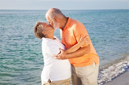 simsearch:400-04109826,k - Passionate senior couple kissing on the beach. Fotografie stock - Microstock e Abbonamento, Codice: 400-04606979