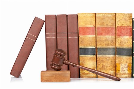 Wooden gavel from the court and old law books reflected on white background. Shallow depth of file Photographie de stock - Aubaine LD & Abonnement, Code: 400-04607054