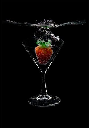 simsearch:400-04398564,k - view of  martini glass with strawberry on black background Stockbilder - Microstock & Abonnement, Bildnummer: 400-04607162