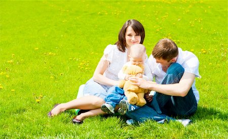 simsearch:400-06768635,k - Attractive family playing on the meadow Foto de stock - Royalty-Free Super Valor e Assinatura, Número: 400-04607701