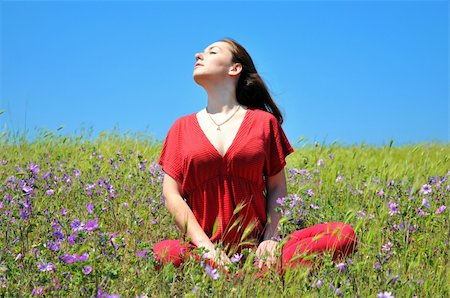 reana (artist) - beauty long hair  brunette wearing red clothing is sitting on the meadow and looking towards sun Photographie de stock - Aubaine LD & Abonnement, Code: 400-04607762