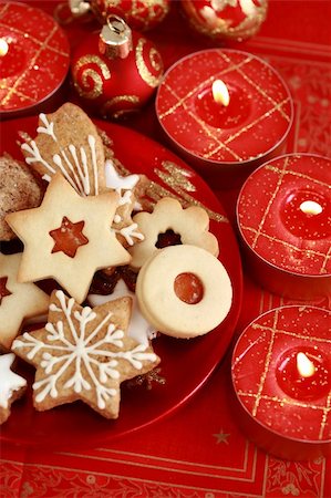 simsearch:400-04051271,k - Detail of delicious Christmas cookies with candles in red tone Foto de stock - Royalty-Free Super Valor e Assinatura, Número: 400-04607992