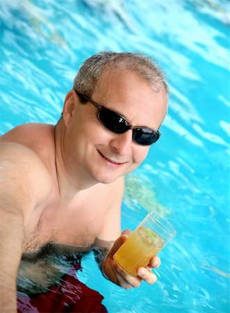 A happy mature man in the pool with margarita Foto de stock - Super Valor sin royalties y Suscripción, Código: 400-04608190