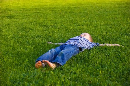 The four-year boy lies on a grass Foto de stock - Super Valor sin royalties y Suscripción, Código: 400-04608424