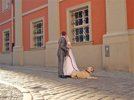 simsearch:400-04907286,k - Bride and groom standing with a dog at old town Photographie de stock - Aubaine LD & Abonnement, Code: 400-04609071
