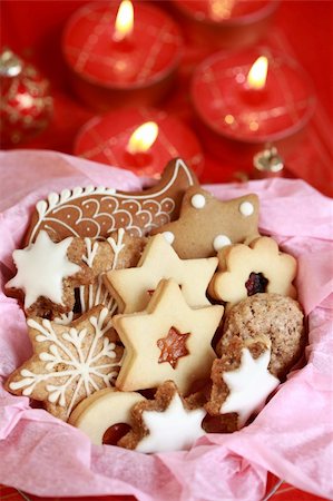 simsearch:400-04051271,k - Detail of delicious Christmas cookies in the box in red tone Foto de stock - Royalty-Free Super Valor e Assinatura, Número: 400-04609299