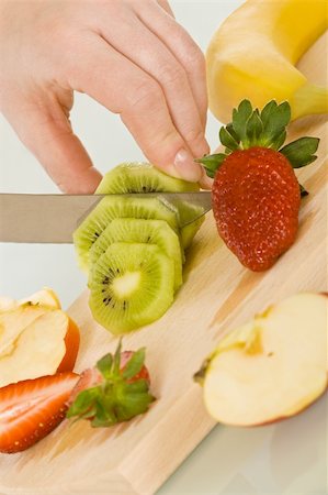 simsearch:400-04395073,k - Woman cutting fruits on chopping board Stock Photo - Budget Royalty-Free & Subscription, Code: 400-04600436