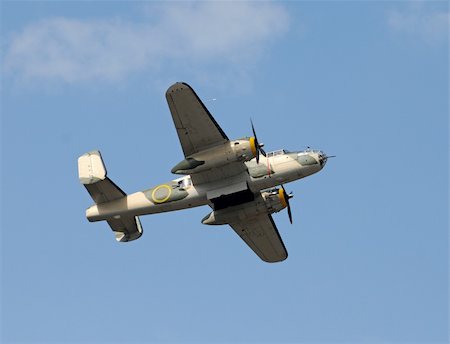 World War II era bomber flying overhead Photographie de stock - Aubaine LD & Abonnement, Code: 400-04600484