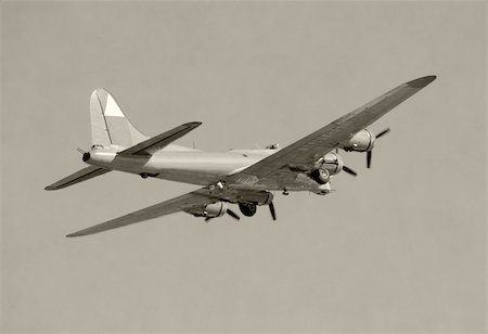 simsearch:400-04600484,k - World War II era flying fortress bomber Photographie de stock - Aubaine LD & Abonnement, Code: 400-04601166
