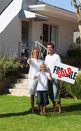 family with sold sign - Young Happy Family holding Sold Sign Photographie de stock - Aubaine LD & Abonnement, Code: 400-04601284