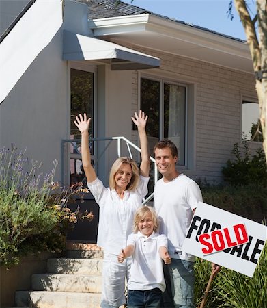 family with sold sign - Family in front of House that they have just bought Photographie de stock - Aubaine LD & Abonnement, Code: 400-04601287