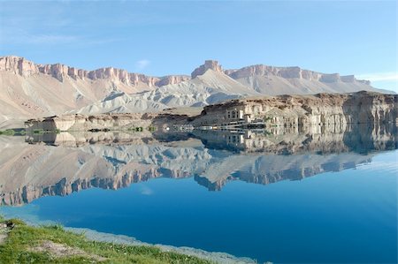 Beautiful reflections on the amazingly blue water of Band-i-Amir Photographie de stock - Aubaine LD & Abonnement, Code: 400-04601664