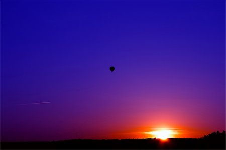 Sunset over the forest. Flying a balloon and aircraft. Foto de stock - Super Valor sin royalties y Suscripción, Código: 400-04602506