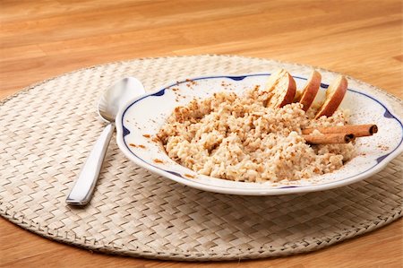 A bowl of porridge with apple and cinnamon spices Photographie de stock - Aubaine LD & Abonnement, Code: 400-04602833