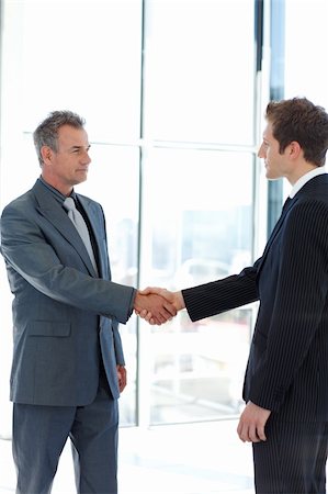 simsearch:400-06742694,k - Senior and junior businessman shaking hands in agreement in an office Foto de stock - Super Valor sin royalties y Suscripción, Código: 400-04614515