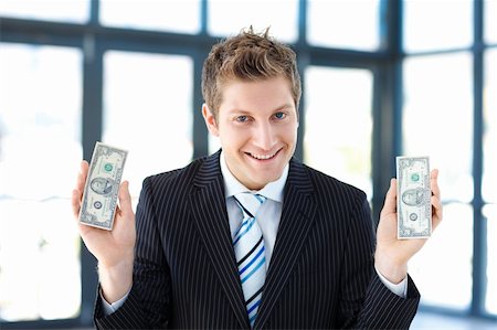 simsearch:400-05718322,k - Young businessman holding money in office Fotografie stock - Microstock e Abbonamento, Codice: 400-04614533