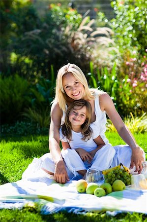 simsearch:400-04195786,k - Mother and daughter having a picnic in  a park Foto de stock - Royalty-Free Super Valor e Assinatura, Número: 400-04614604