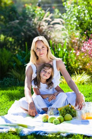 simsearch:400-04195786,k - Mother and daughter enjoying a picnic in  a park Foto de stock - Royalty-Free Super Valor e Assinatura, Número: 400-04614603