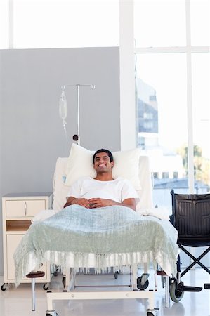 family visiting patient hospital bed - Young patient in the hospital Photographie de stock - Aubaine LD & Abonnement, Code: 400-04614646