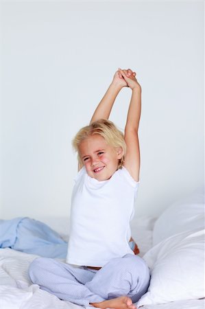 simsearch:400-04206266,k - Blonde girl stretching in bed after sleeping Stockbilder - Microstock & Abonnement, Bildnummer: 400-04614657
