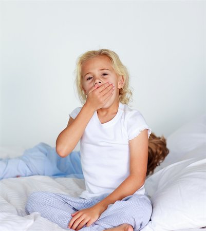 simsearch:400-04206266,k - Little blonde girl very tired in bed Stockbilder - Microstock & Abonnement, Bildnummer: 400-04614658