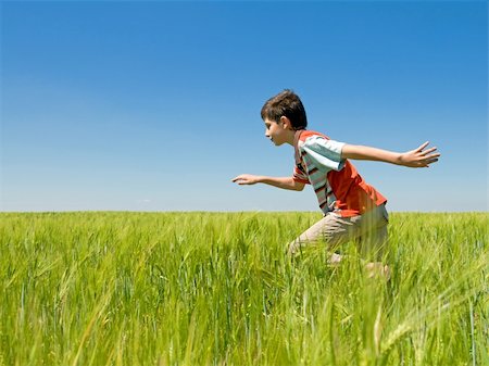 simsearch:400-05284316,k - a boy is running in the field Stockbilder - Microstock & Abonnement, Bildnummer: 400-04615373