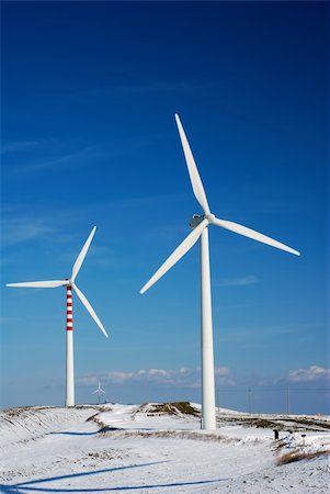 Modern and ecologic wind turbines with blue sky and snowy hill Foto de stock - Super Valor sin royalties y Suscripción, Código: 400-04615649