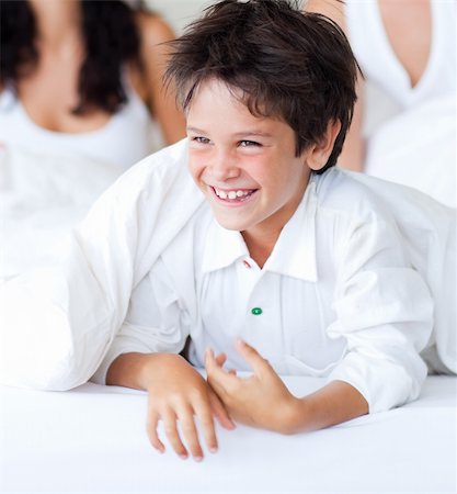 simsearch:400-04196942,k - Portrait of a smiling son having fun with his parents in bed Photographie de stock - Aubaine LD & Abonnement, Code: 400-04615958