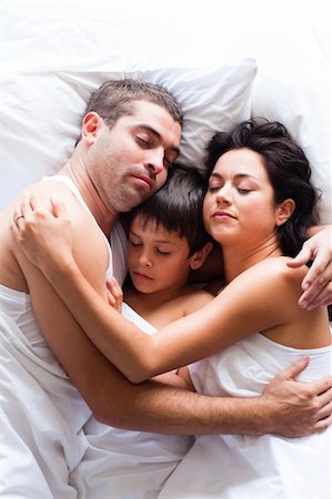 Happy young family sleeping in bed Photographie de stock - Aubaine LD & Abonnement, Code: 400-04615959