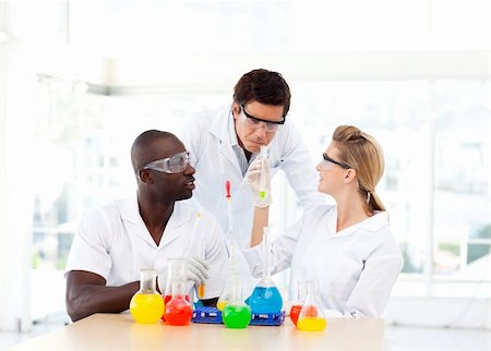 simsearch:400-04119457,k - Scientists making experiments in a laboratory Stockbilder - Microstock & Abonnement, Bildnummer: 400-04615985